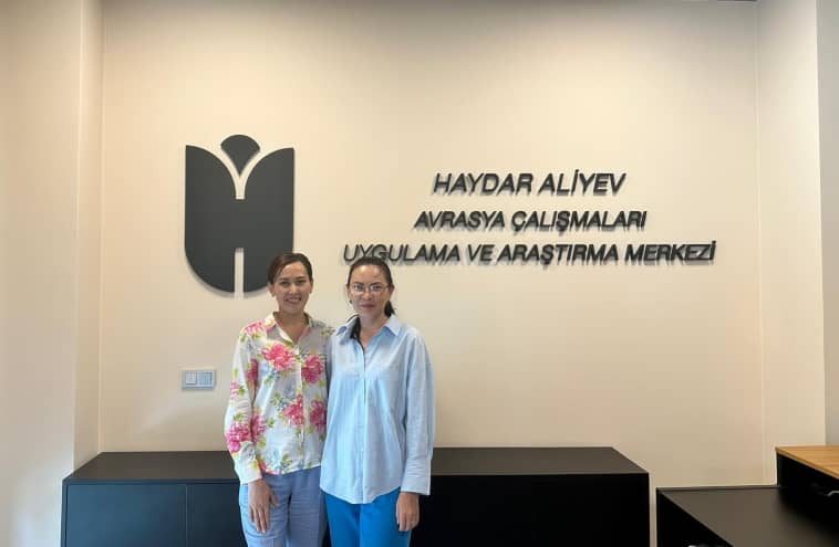 Doç. Dr. Gaukhar Batyrbekkyzy ve Moldir Sultanova